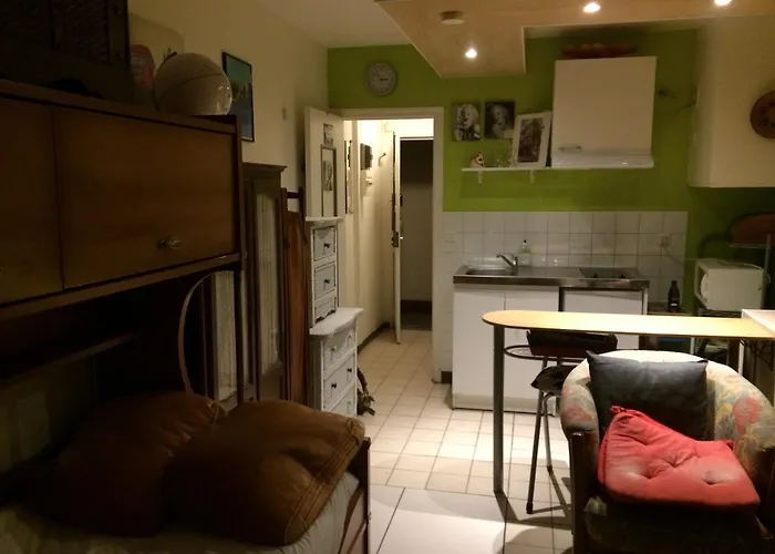 Studio Pigalle De 25 M2 - 2 Lits Simples Type Gigogne Pour 2 Personnes - Coeur Touristique De Paris - 2 Minutes De La Station Metro Pigalle ,Petit Train Vers La Butte Montmartre-Cabarets Moulin Rouge,Chez Michou-Restaurants Bouillon Pigalle,Berliner